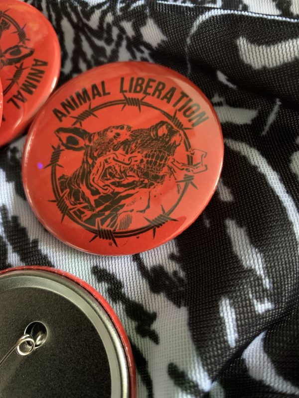 Badge 58 mm Animal Libération fond rouge – Image 3